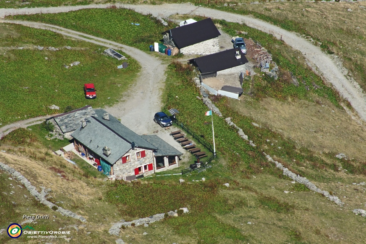 59 Zoom sul Rifugio Dordona....JPG